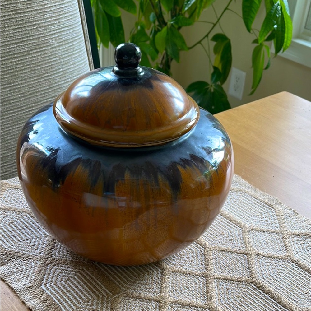 Pottery vessel with lid
